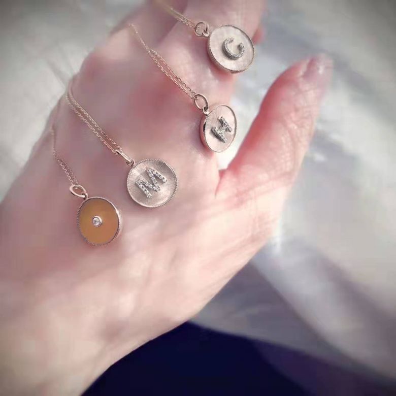 Pendentif Lettre de l'Alphabet - Vos initiales diamantées autour du cou or rose - 14