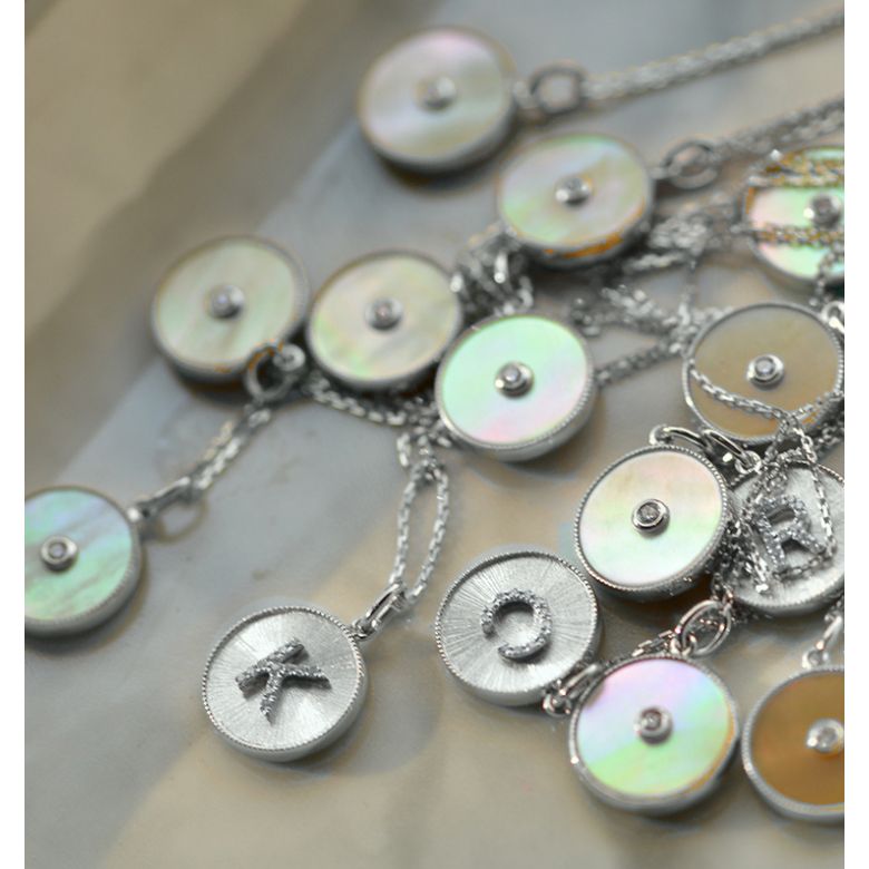 Pendentif Lettre de l'Alphabet - Vos initiales diamantées autour du cou or blanc - 2