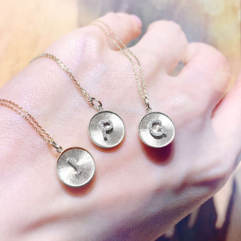 Pendentif Lettre de l'Alphabet - Vos initiales diamantées autour du cou or blanc - 6