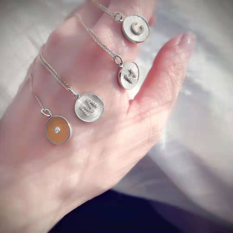 Pendentif Lettre de l'Alphabet - Vos initiales diamantées autour du cou or blanc - 14