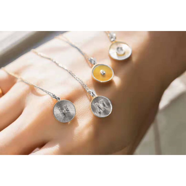 Pendentif Lettre de l'Alphabet - Vos initiales diamantées autour du cou or blanc - 16