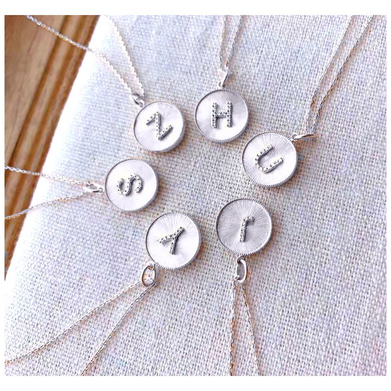 Pendentif Lettre de l'Alphabet - Vos initiales diamantées autour du cou or blanc - 18
