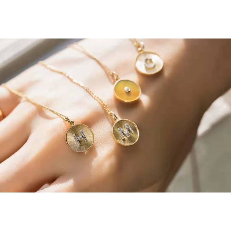 Pendentif Lettre de l'Alphabet - Vos initiales diamantées autour du cou - 16