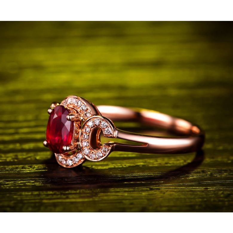 Bague de fiançailles en rubis diamants et or rose. Motifs bouclés - 4