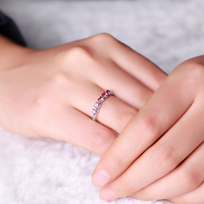 Bague Or Blanc 5 rubis 0.50ct. Bandelettes Incurvées Vagues - 2