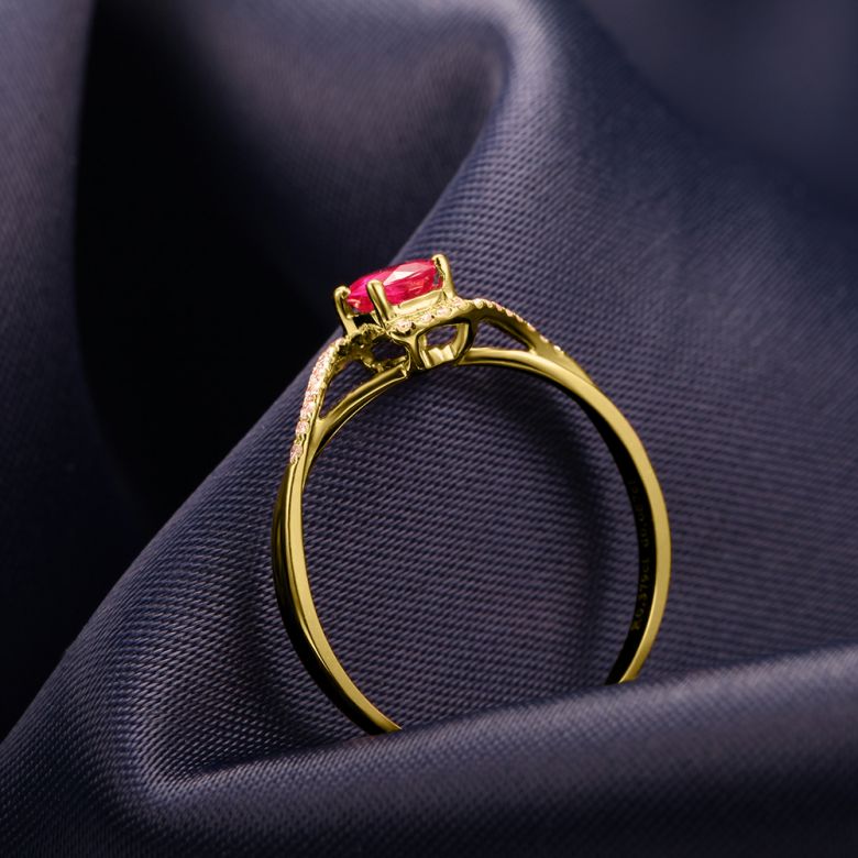Bague rubis diamants en or jaune - Entre les doigts - 5