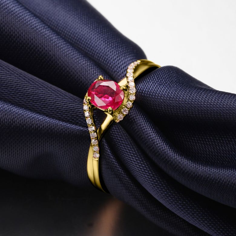 Bague rubis diamants en or jaune - Entre les doigts - 3