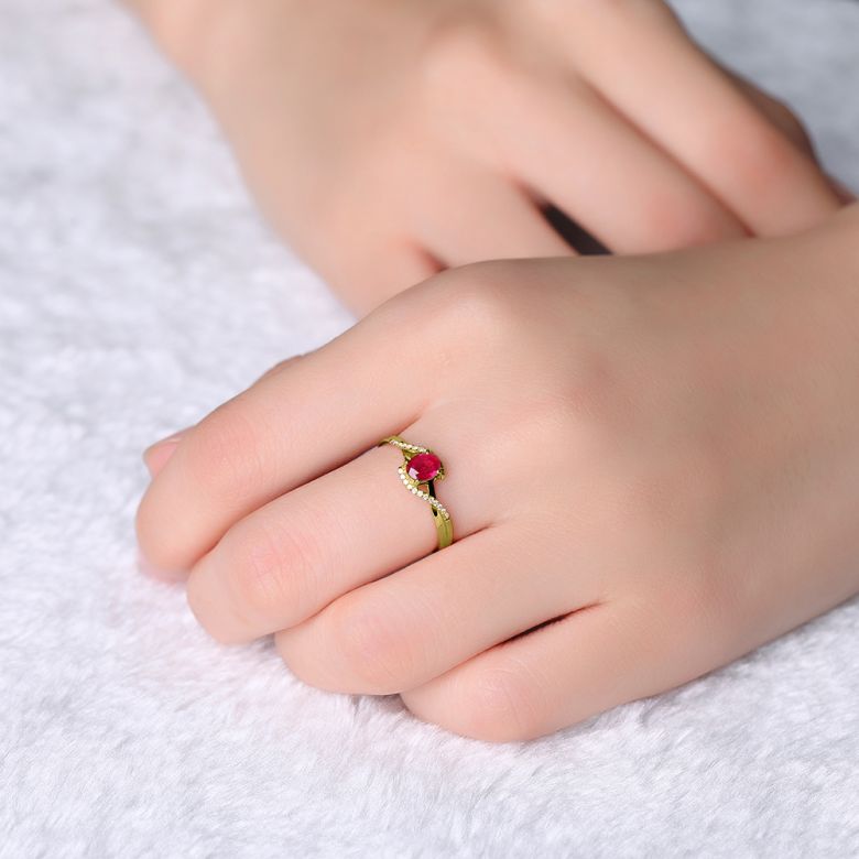 Bague rubis diamants en or jaune - Entre les doigts - 6