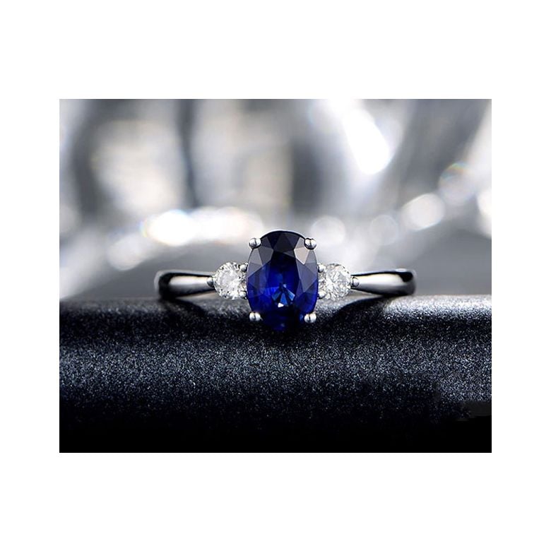 Solitaire trilogie saphir bleu 1 carat avec 2 diamants. Or blanc - 3