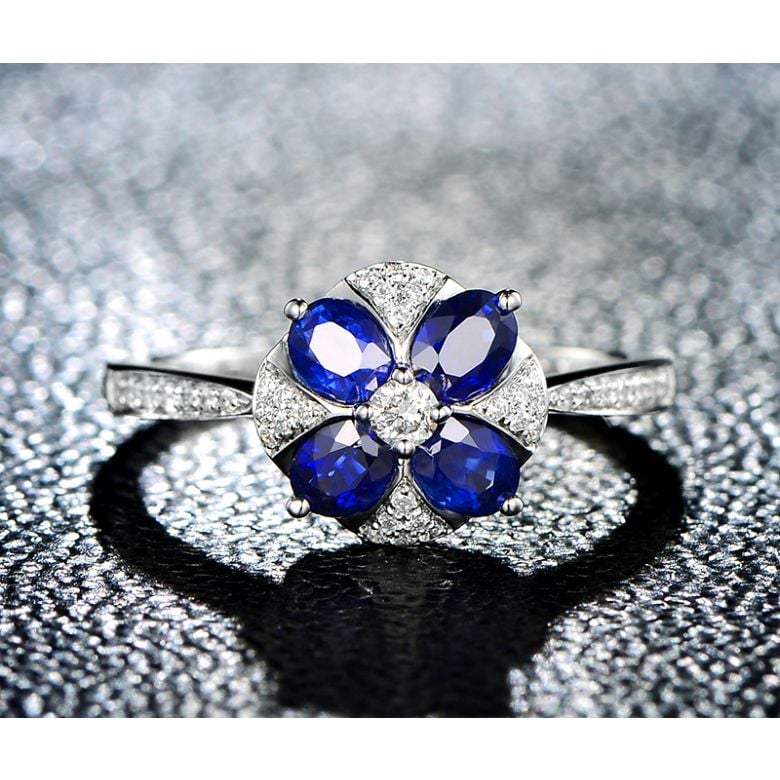 Bague solitaire fleur bleue. Or blanc, saphirs et diamants - 3