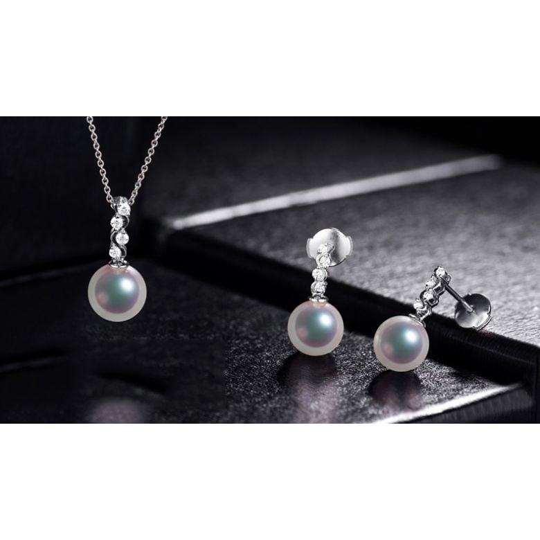 Pendentif et Boucles. Or blanc, Perles. Mya et la danse du serpent - 4