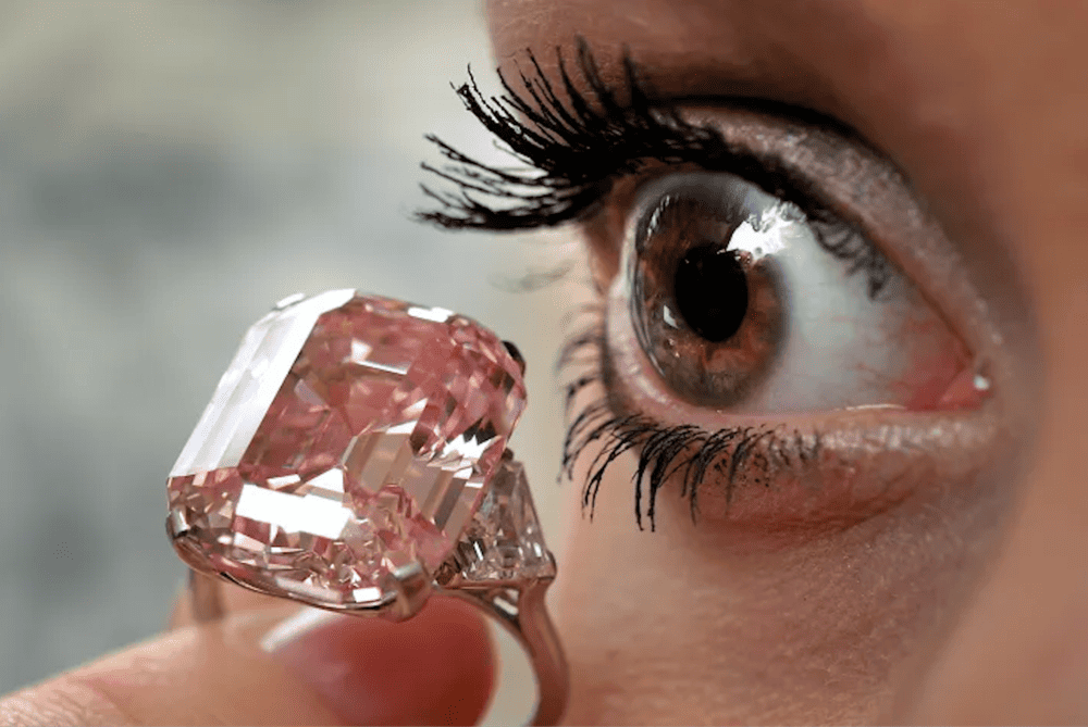 Vente aux enchères d'un diamant rose à 28 millions d'euros