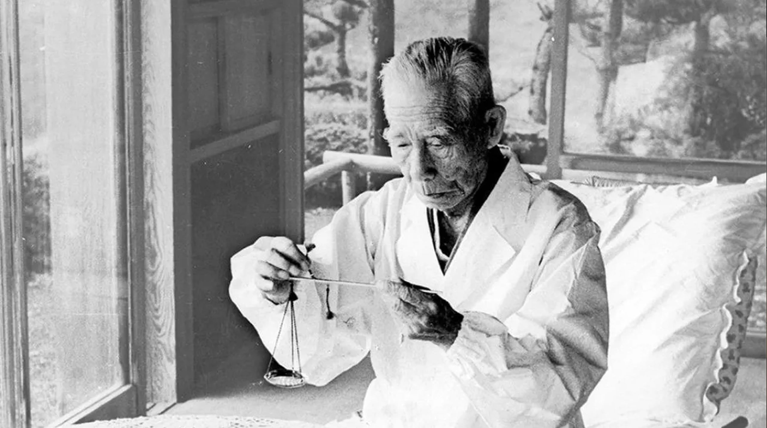 Pesée de perles de culture à la balance dans une ferme perlière japonaise, photographie ancienne