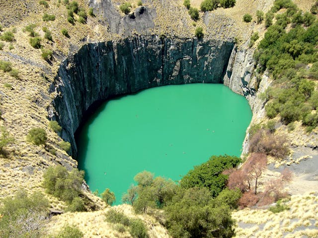 Extraction alluvionnaire de diamants dans un cours d'eau