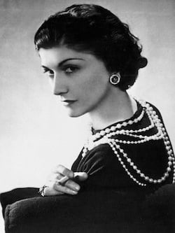 Coco Chanel au sautoir de perles