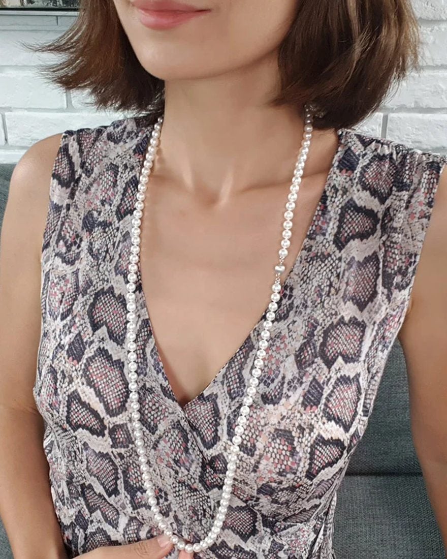 Collier de perles op&eacute;ra 90 cm port&eacute;, sous la poitrine