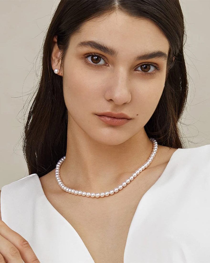 Collier de perles princesse 45 cm port&eacute;, sous la clavicule