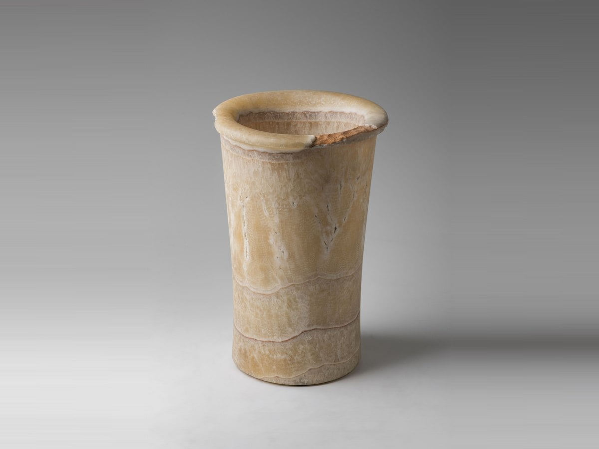 Vase en albâtre de l'Égypte ancienne aux veines claires