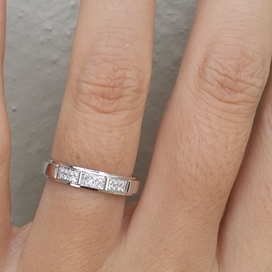 Alliance Exceptionnellement vôtre, or blanc et diamants taille princesse, portée