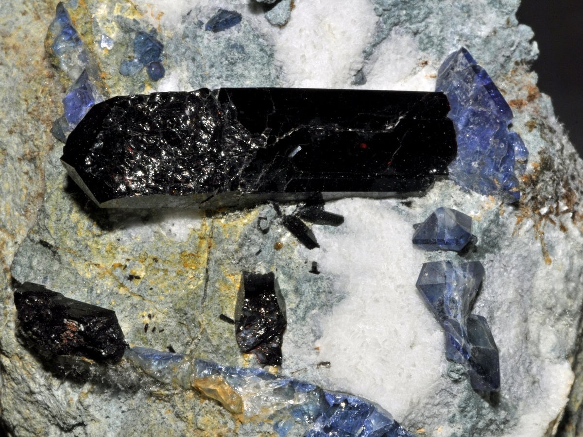 Cristaux bleus de bénitoïte et cristal noir de neptunite, Californie