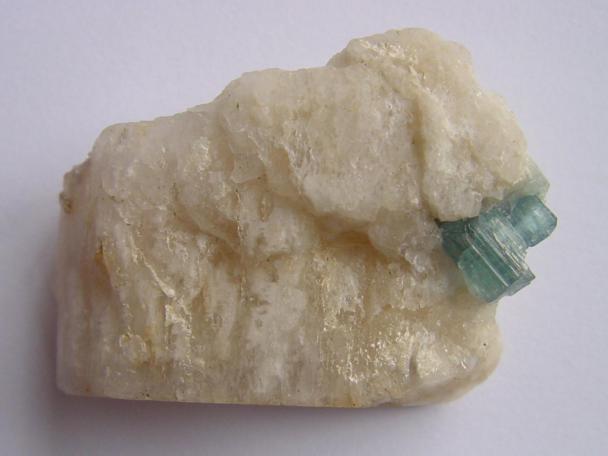 Béryllonite blanche portant un cristal de tourmaline indicolite bleue, Afghanistan