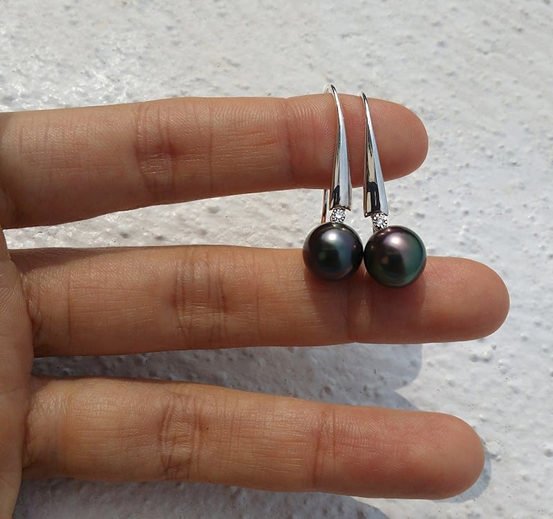 Orecchini Janet Gemperles, perle di Tahiti nere da 9 a 10 mm, tenuti in mano