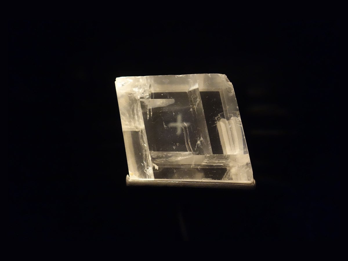 Rhomboèdre de spath d'Islande, calcite transparente à double réfraction