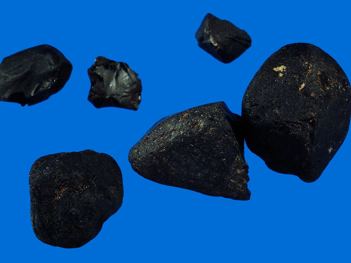 Galets noirs de pléonaste, variété de spinelle appelée ceylanite