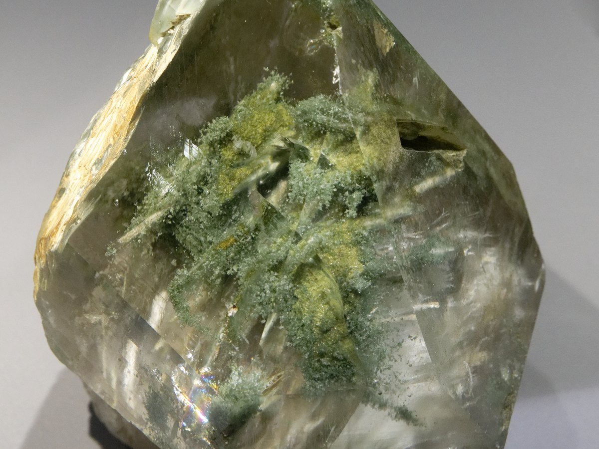 Cristal de quartz à inclusions d'aiguilles vertes d'actinote, La Piquette, Hautes-Pyrénées
