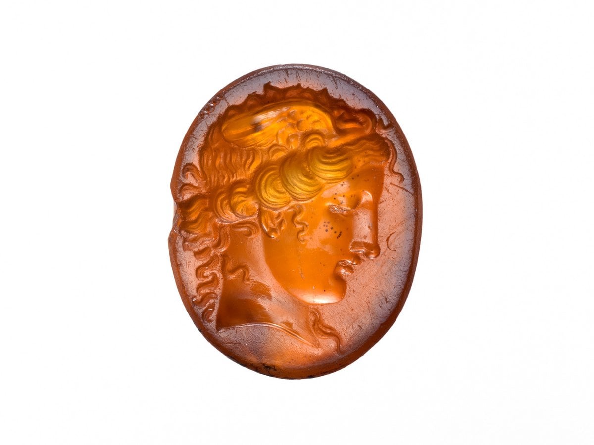 Intaille grecque en cornaline orange gravée d'une tête de Méduse, IIIe au Ier siècle avant J.-C.