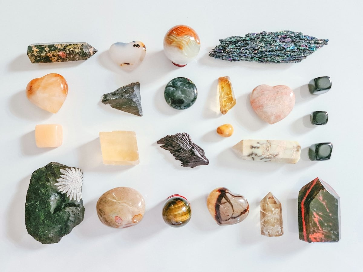 Assortiment de pierres fines brutes et polies de couleurs variées
