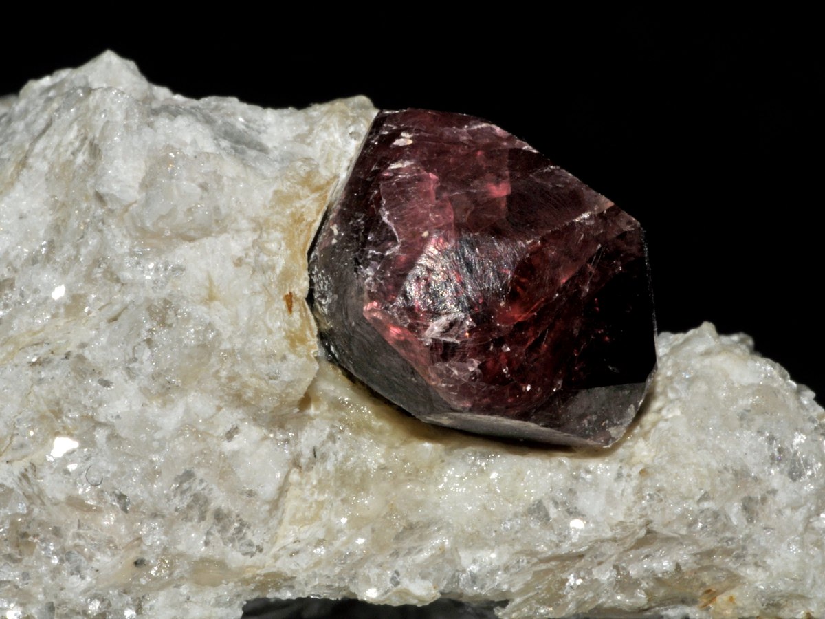 Cristal de grenat pyrope rouge sur sa roche