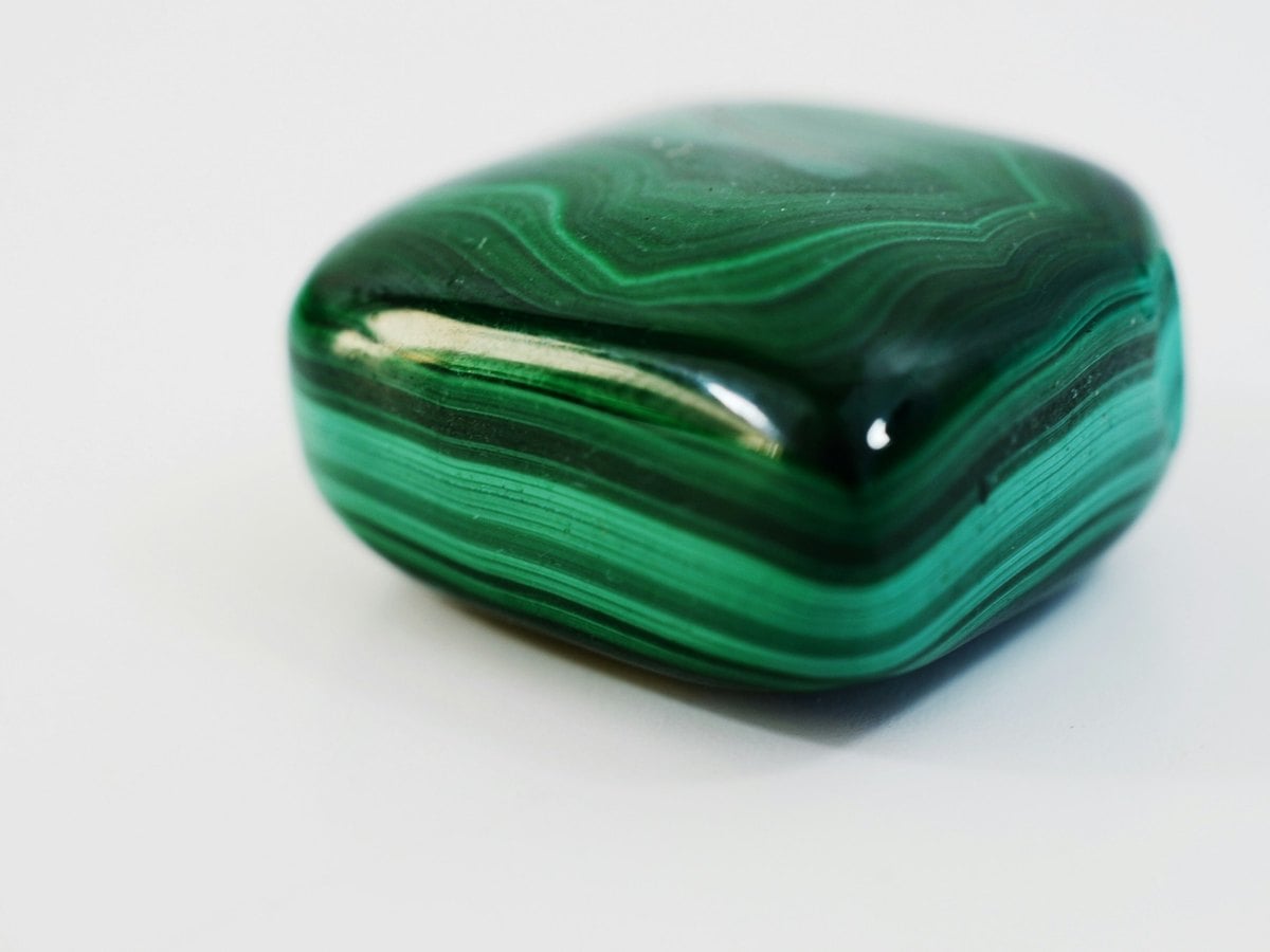 Malachite polie aux bandes concentriques vert clair et vert foncé