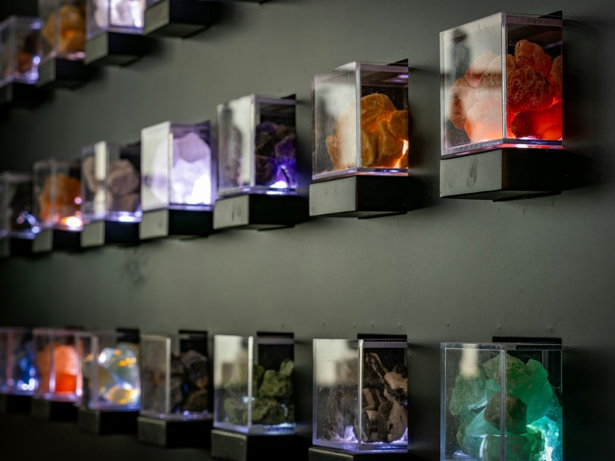 Minéraux colorés présentés dans des vitrines éclairées