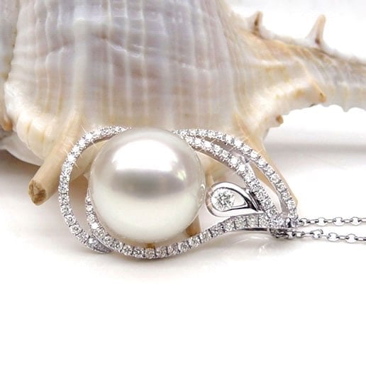 Perle d’Australie blanche du pendentif goutte Gemperles posée sur un coquillage