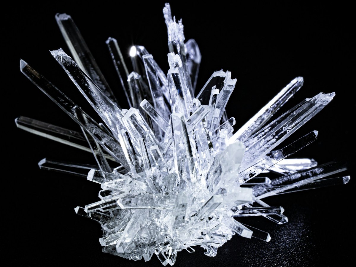 Amas de cristaux de quartz incolore, cristal de roche