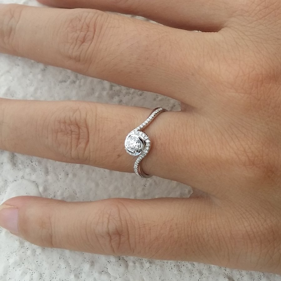 Bague Je t’Appartiens, or blanc et diamants, portée