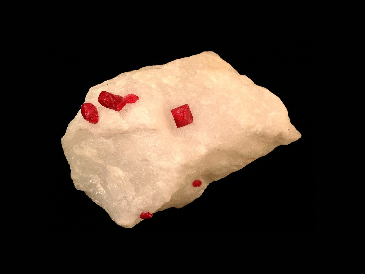 Cristaux de spinelle rouge dans une calcite blanche